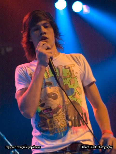 IMAGE: http://i70.photobucket.com/albums/i116/leavesonthelawn/The%20Pitz/27April07/tonight%20is%20goodbye/IMG_0196.jpg?t=1178043965