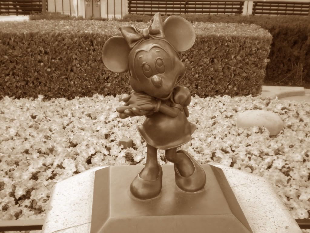 Statue-MinnieMouseSepia.jpg