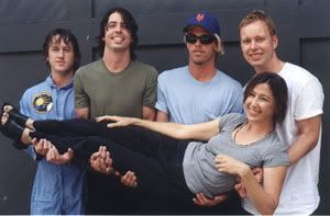 Christine Maggiore en brazos de los miembros de Foo Fighters