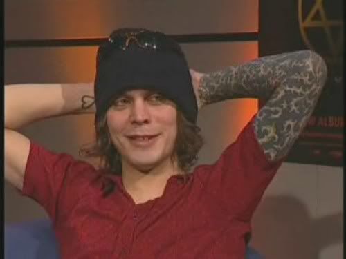 http://i70.photobucket.com/albums/i102/rebel_heart_villevalo/Ville%20Valo/f061212b.jpg